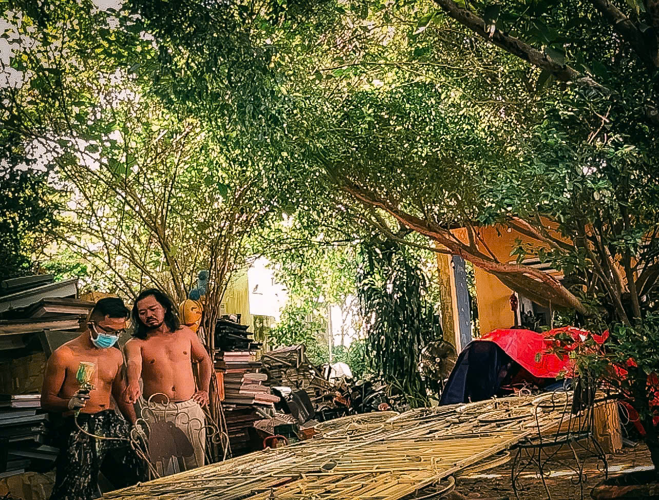 Rác Sĩ Nguyễn Quốc Dân (bên phải) đang hướng dẫn Huy - founder XE ĐẠP BAY - thực hiện tác phẩm.