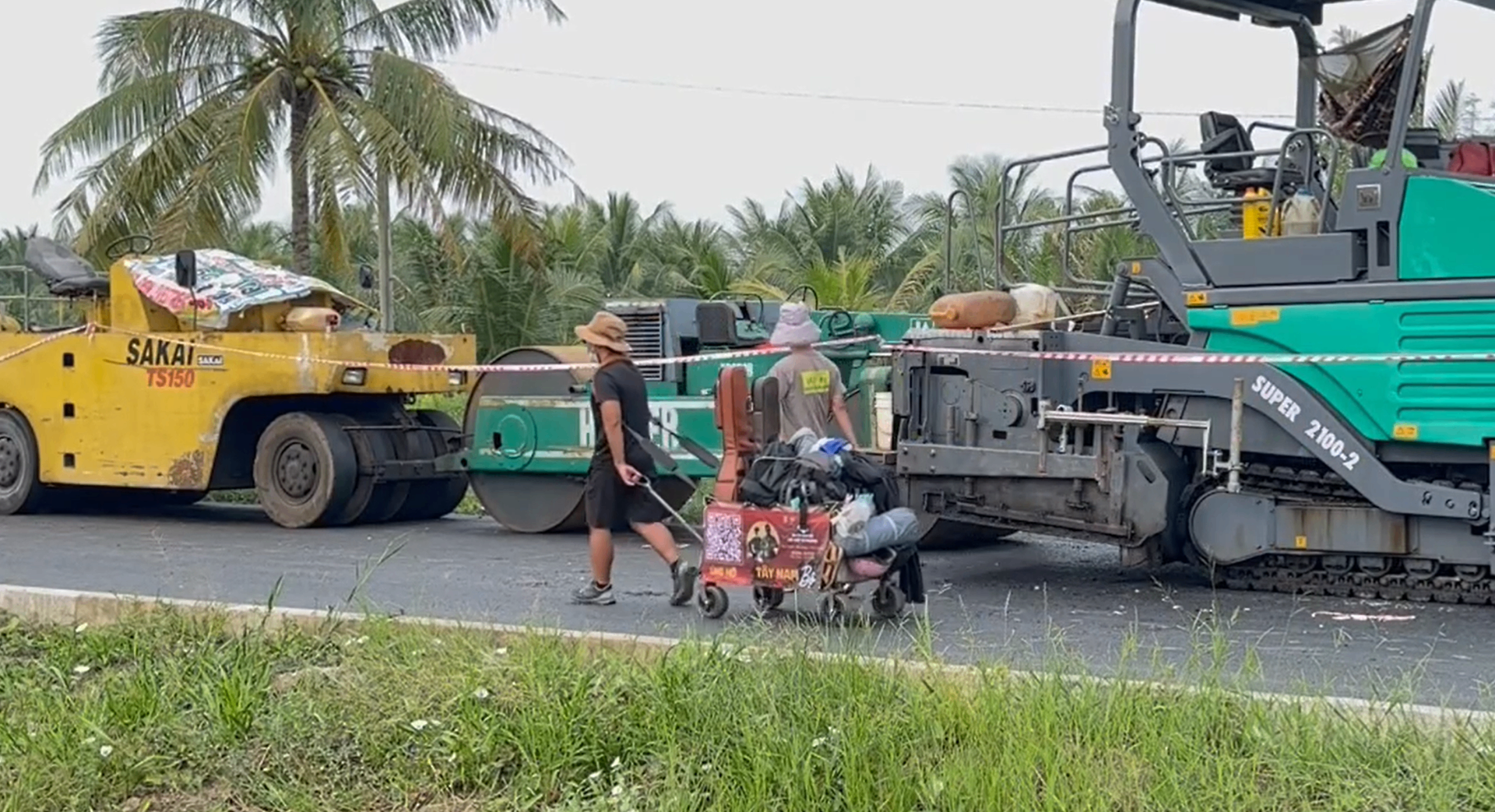 Hai cây đàn, một chiếc xe kéo trên đường Tây Nam Bộ
