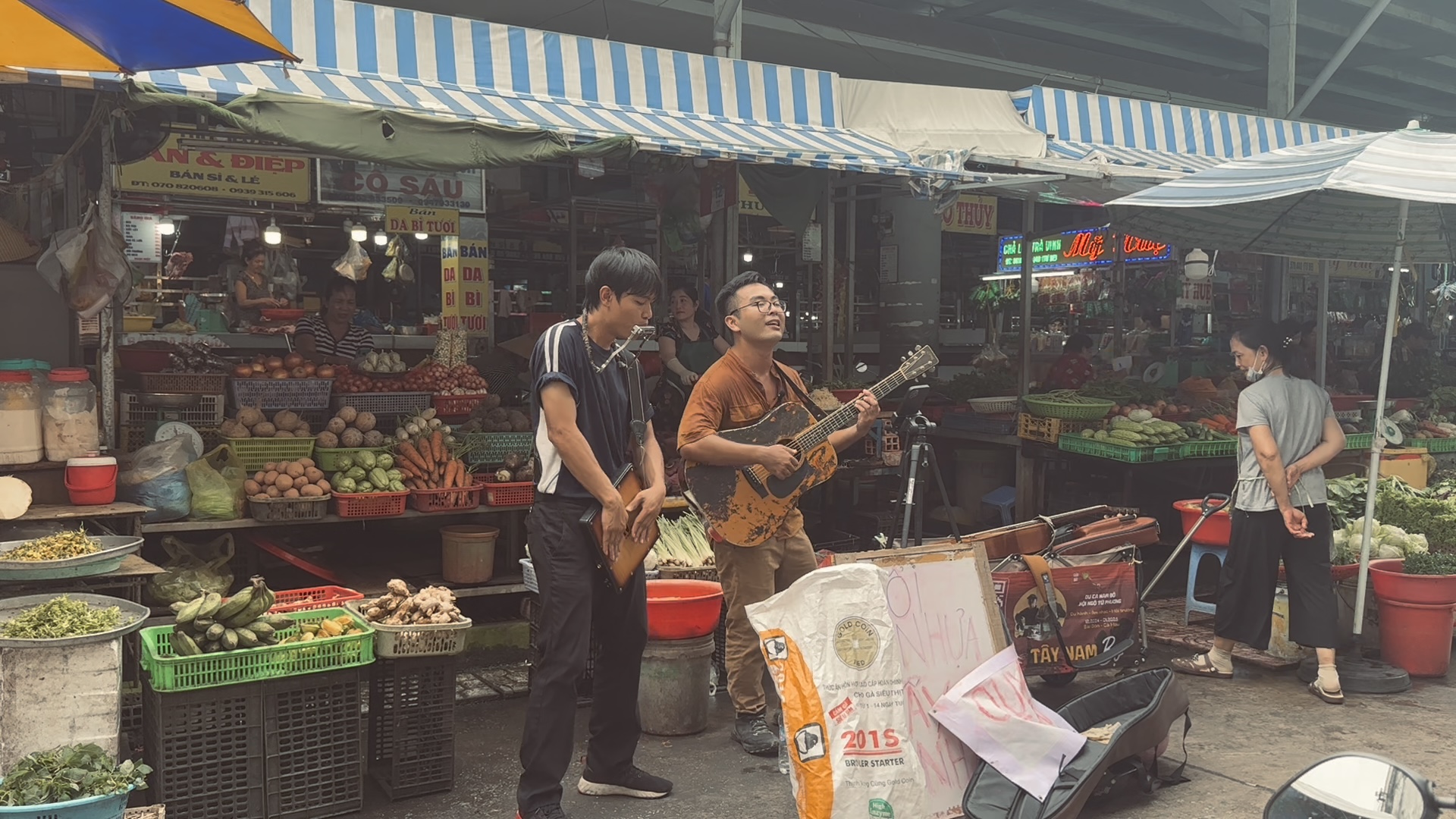 Biểu diễn giữa chợ Vĩnh Long