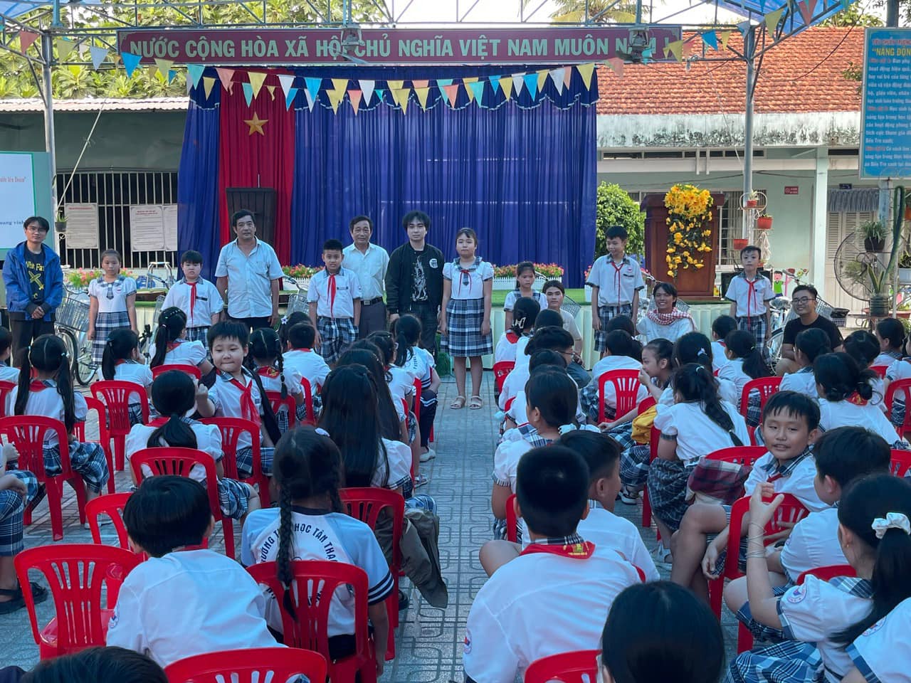 Trao xe tại Trường Tiểu học Tân Thạch A